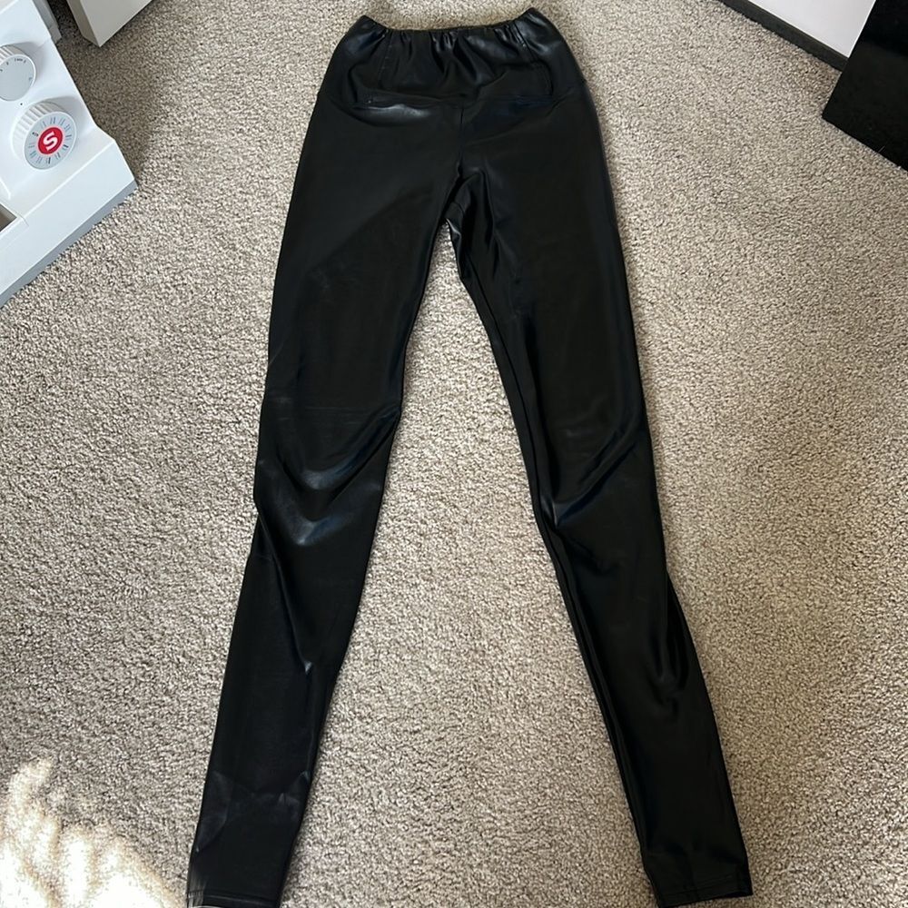 Aritzia Daria Leggings View 5
